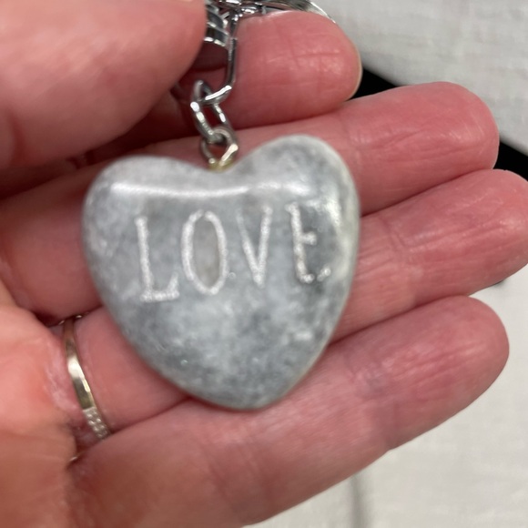 Stone LOVE keychain - Picture 3 of 4